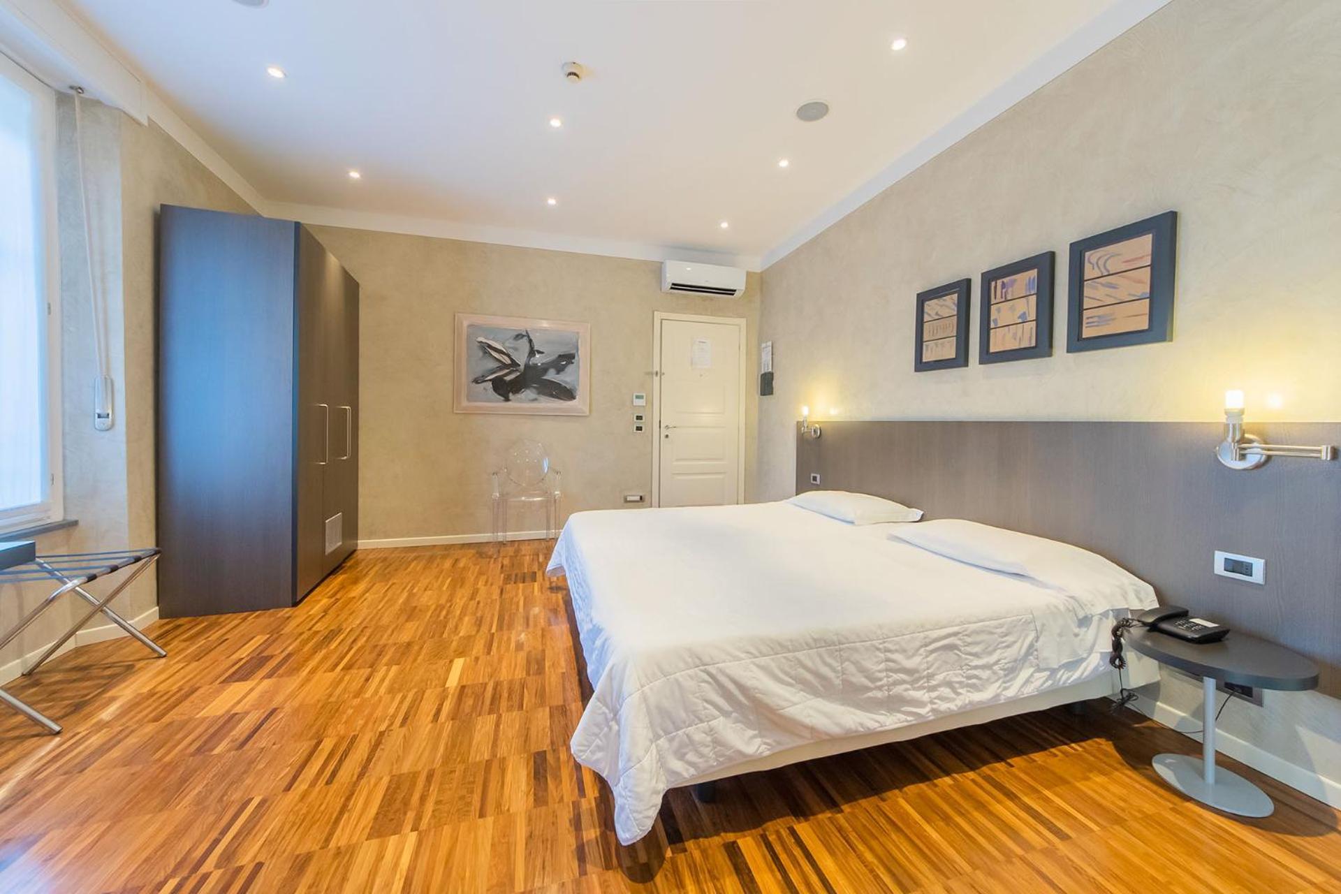 Century Hotel Parma Bagian luar foto