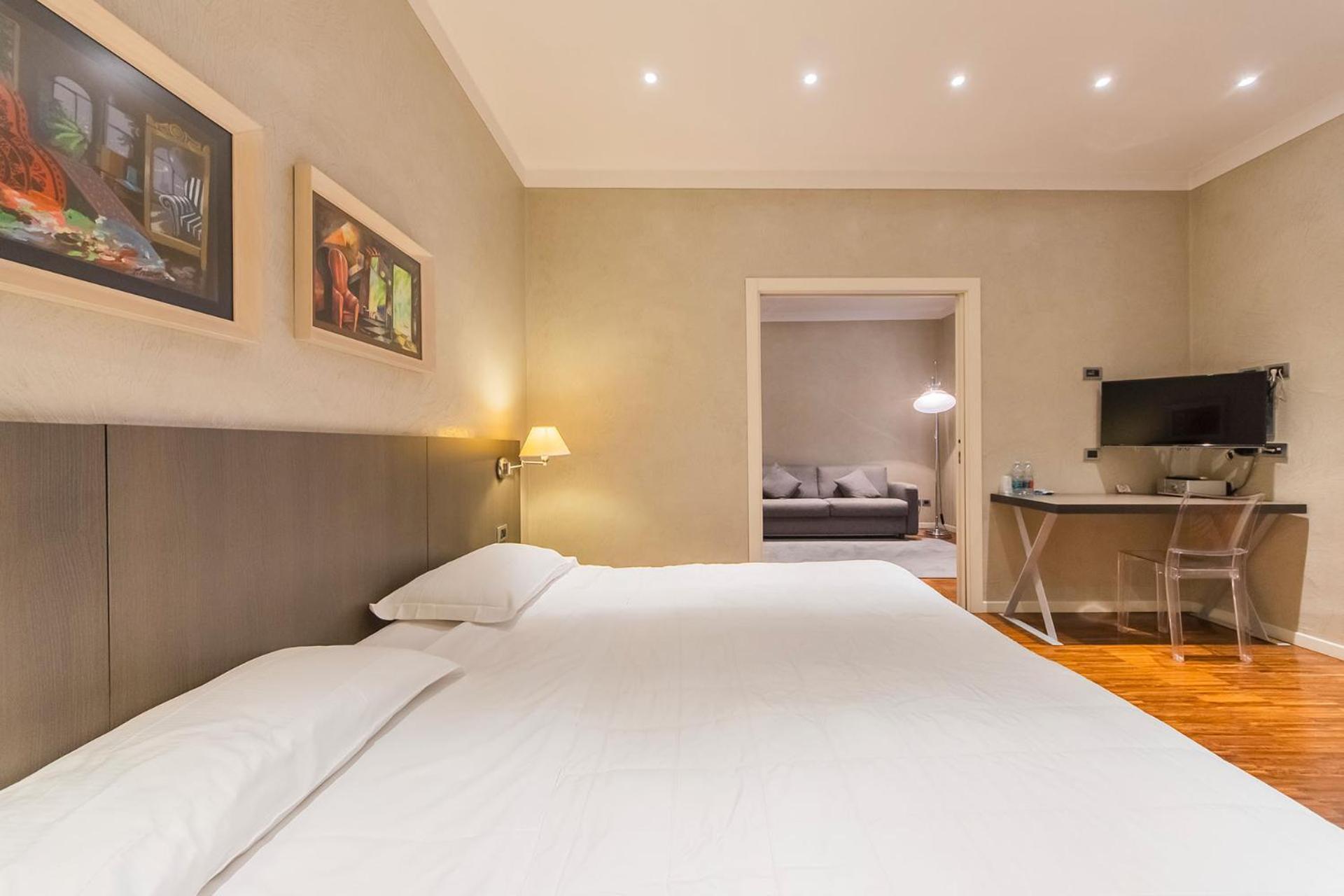 Century Hotel Parma Bagian luar foto
